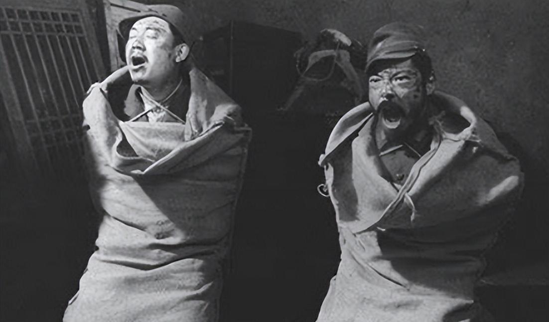 1942年，八路军战士扛着两个麻袋回到司令部，秦基伟一听抓到日军俘虏，高兴不已，