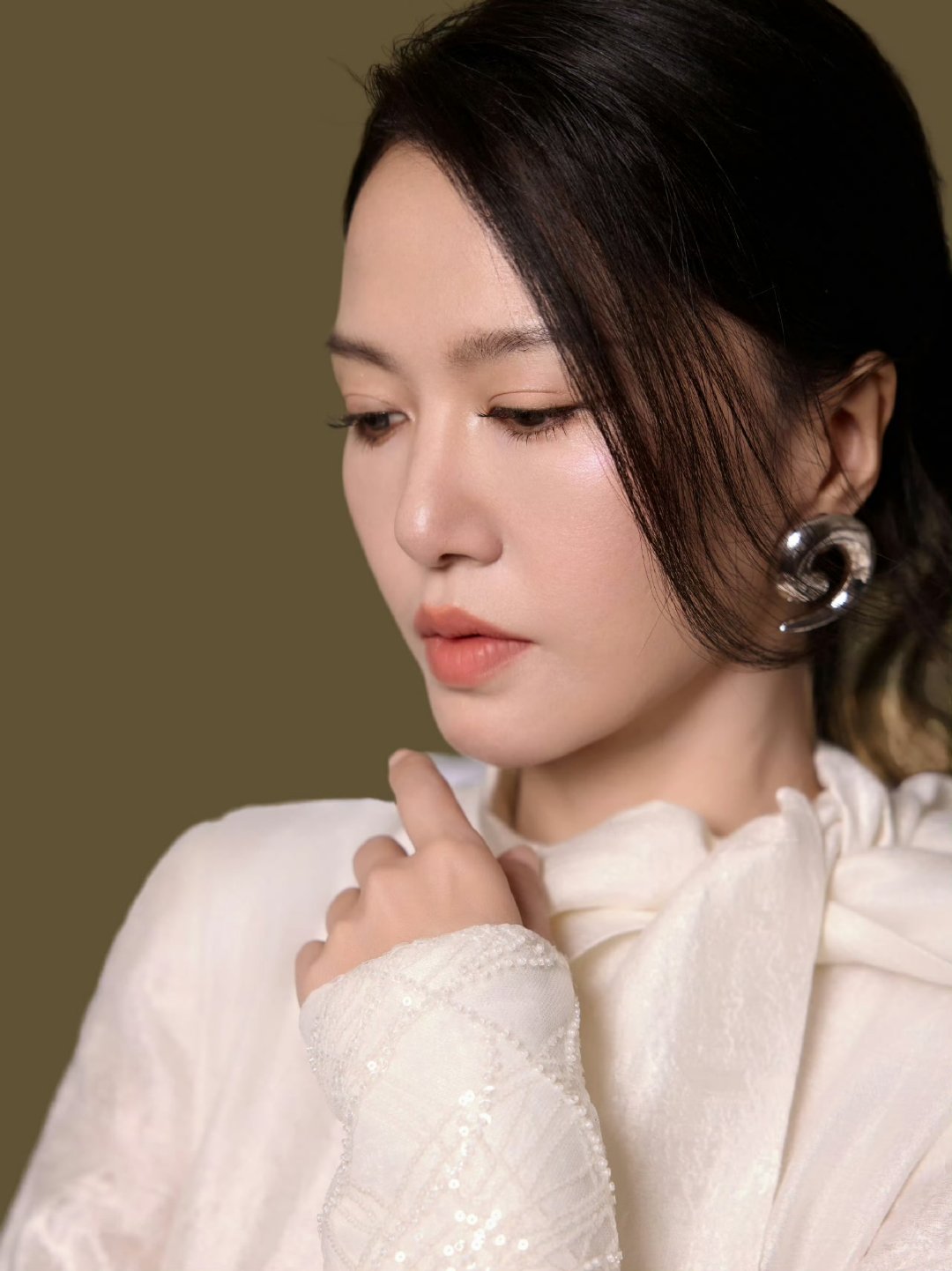 谭维维 在春晚困的迷瞪 前有沈腾躺椅打瞌睡，后有维维姐困到迷离，春晚笑点还得看明