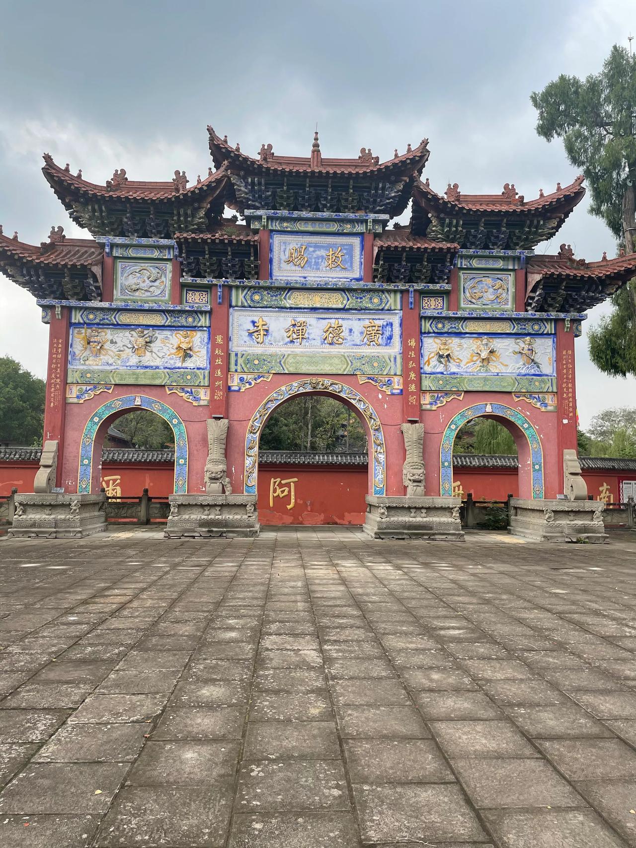 天下大印
        ——南木子
真宗御赐广德寺，
观音珠宝印第一。
此乃佛