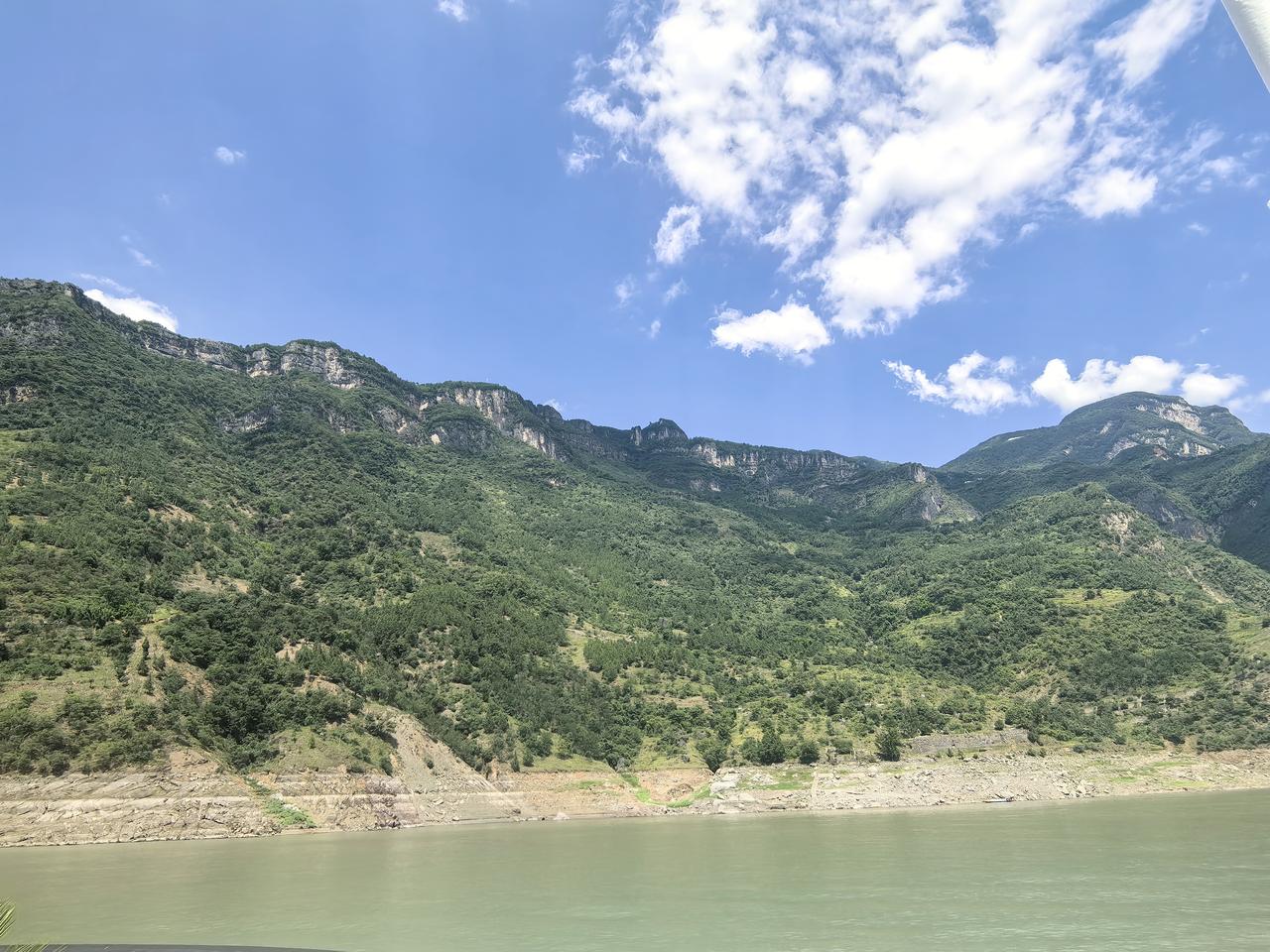 峡江古城巴东：千年历史与绝美风光。巴东地处长江三峡中段，扼守川鄂交界要道，自古有