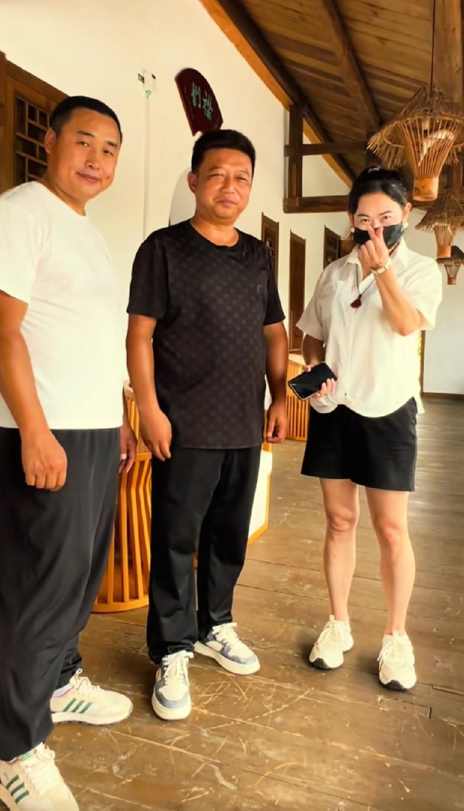 贺兄弟带着白兄弟、小贺姑娘一行人，从福建龙岩来到风光秀美的长汀。这里古韵悠悠，既