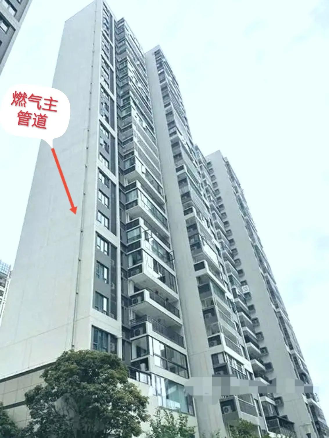 梅州这栋楼的燃气主管道，疑似存在严重问题，遭业主集体投诉

近日，兴宁市兴宁大道