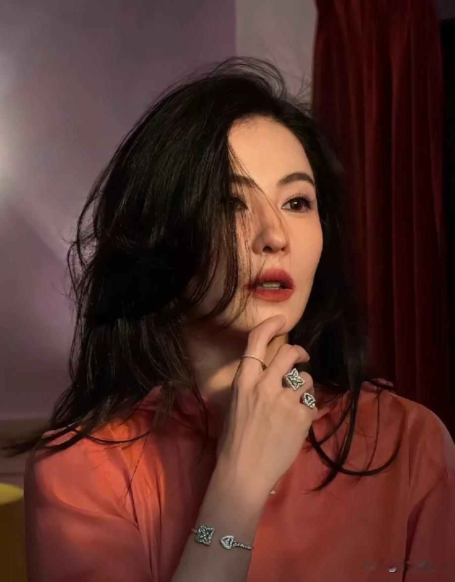 张柏芝：天赐绝世容颜，半生却满是坎坷磨难
 
世人总感叹上天格外偏爱张柏芝，赋予