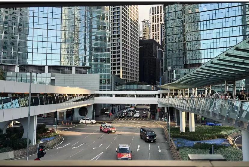 所有内地人来香港都得买八达通!!!
第一次来香港幸好没有听信	，还是先购买了八达