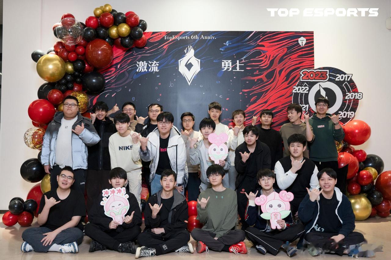 TES六周年大合照，Meiko后面怎么有个Gala？[捂脸]
一家人家就要这么整