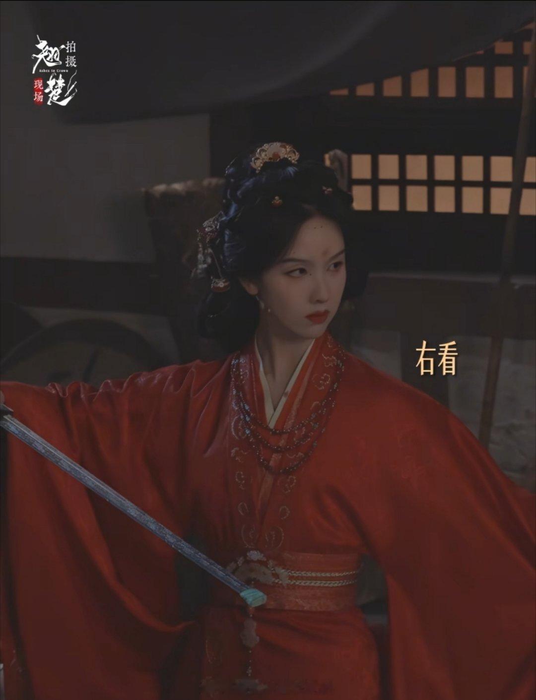 翘楚这海报啥意思？花絮里楚朝宫变之夜的沙人镜头也没有 。。。那时候楚朝用刀很流畅