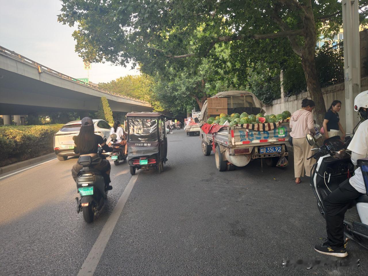 “这里的占道经营真猖狂！城管一下班，占道小贩就蜂拥而至，把路给堵了！谁来管管？”