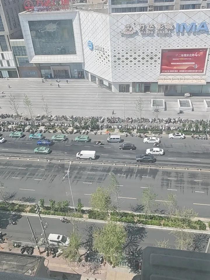 郑州二七万达大学路这一侧，为什么机动车道上停那么多电动车没人管？本身在机动车道骑