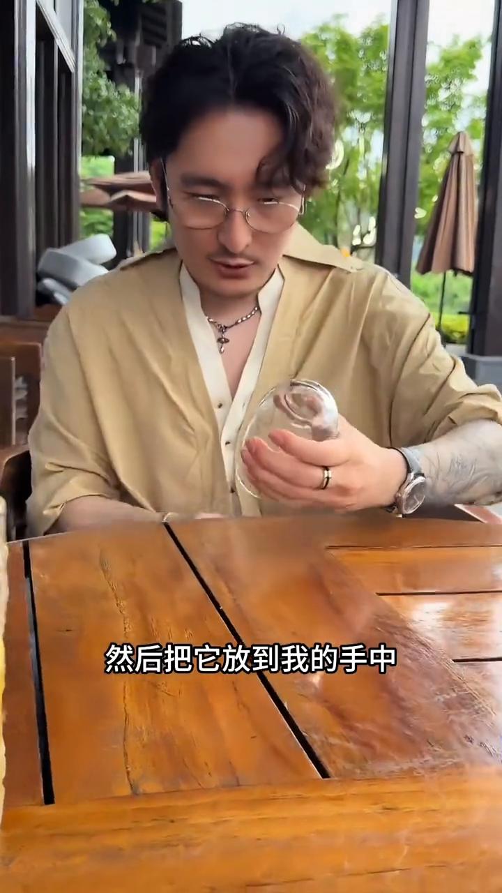 瓶盖穿桌子。
手中有个杯子，左手有个瓶盖，瓶盖穿透桌子掉到杯子里。
尤其厉害的。