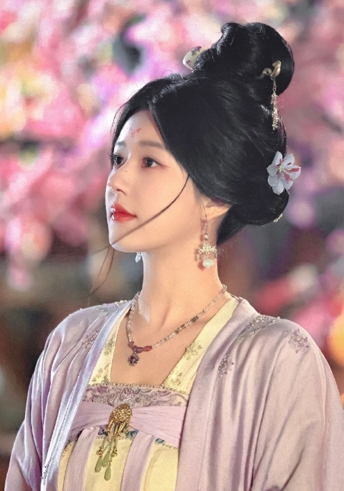 #赵露思彭昱畅友情# 好羡慕赵露思彭昱畅友情 ，今天晚上彭昱畅也来开看《珠帘玉幕