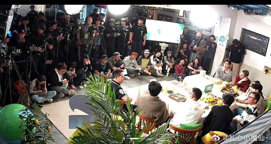 拍综艺也需要面对这么多工作人员吗？感觉综艺也是一种表演… 