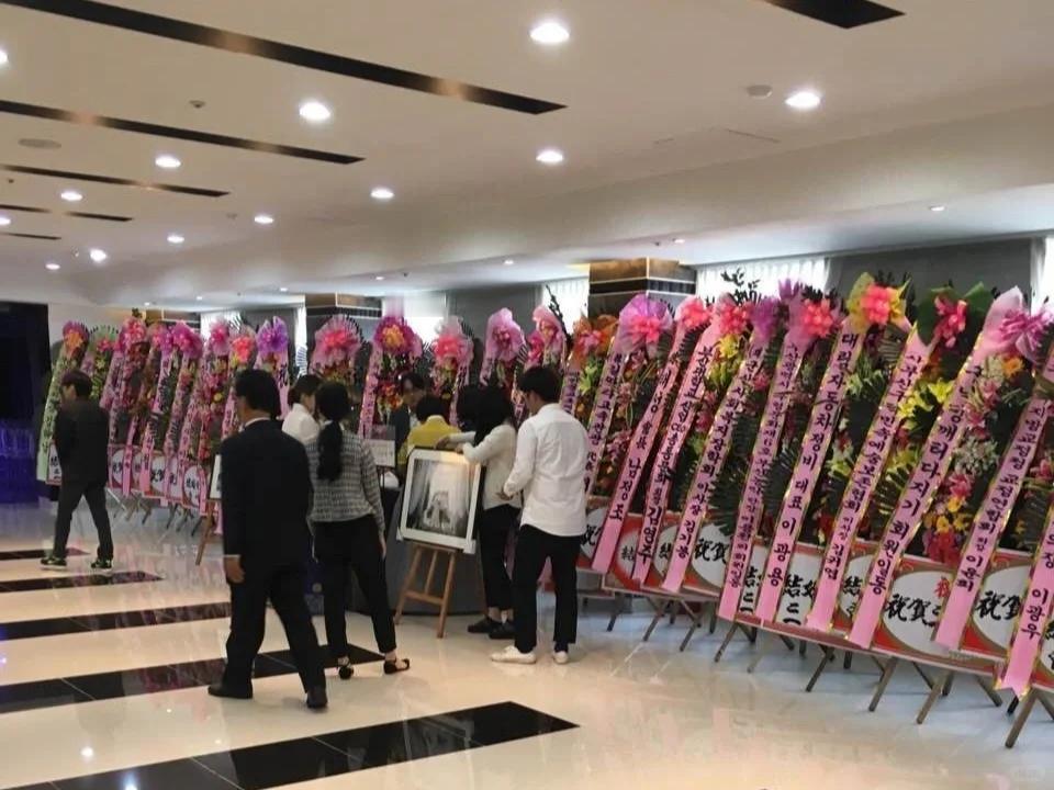 朋友娶了个韩国妻子，邀请我参加婚礼，听说是韩式婚礼，每桌有25道菜，2瓶白酒，我