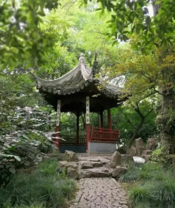 有一次，潘长江对自己的独生女潘阳说：“我现在身价过亿，还不够你花吗？你去国外学个