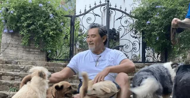 这曾经的国字脸帅哥赵文瑄已经64岁了，至今未婚，一个是独自生活，一脸灰白的络腮胡