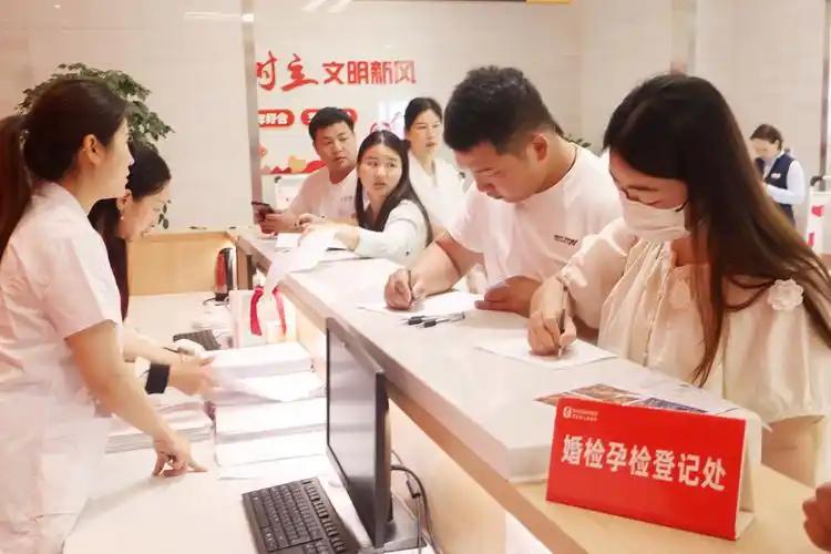 中国现在的婚育现状着实令人担忧，已经到了必须着手解决的地步。这个问题绝不是什么年
