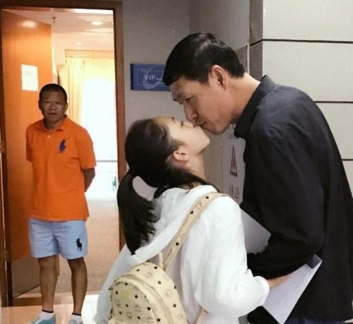 2001年，国足黎兵与妻子离婚，净身出户，转身娶了歌手甘萍！甘萍哭哭啼啼地解释：