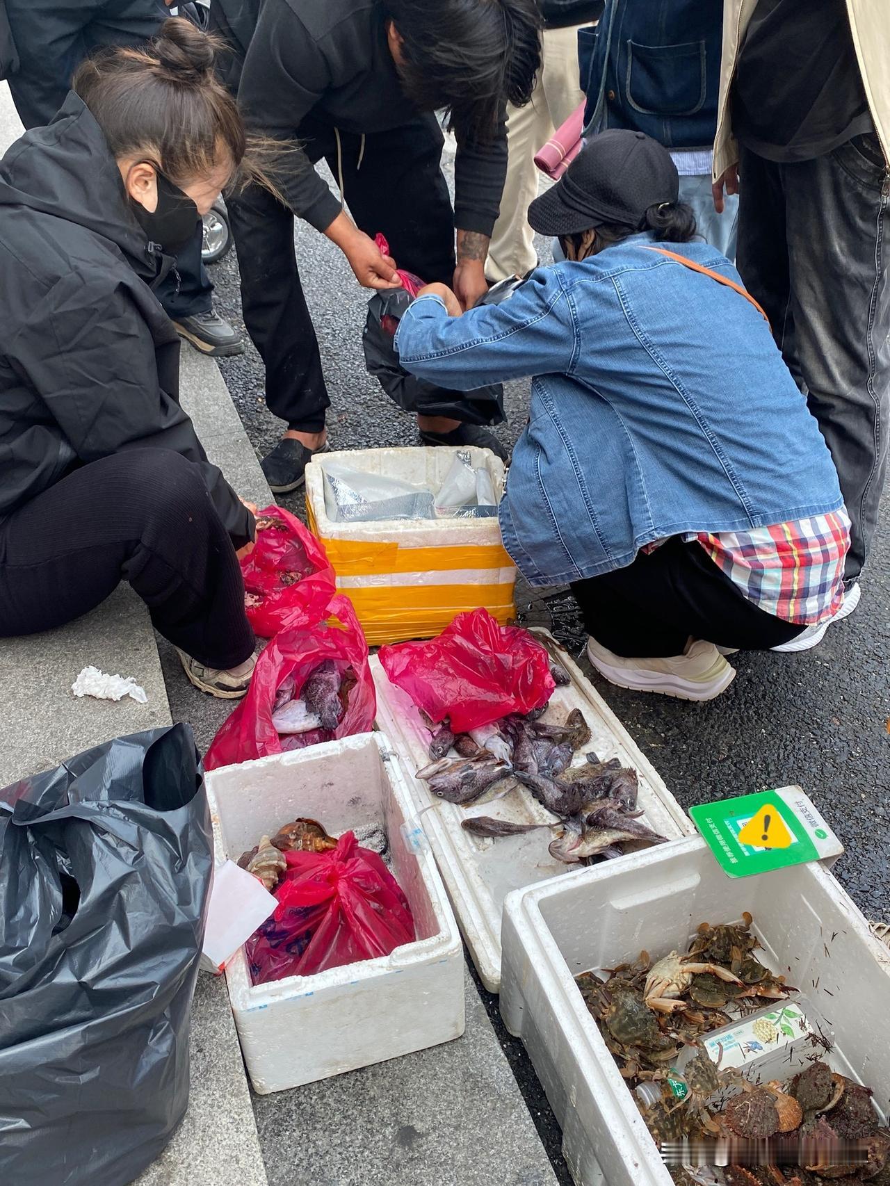 在大连，你会下海扎猛子就能捞到高品质的海鲜。这不，我们家附近马路边上就常见一个小