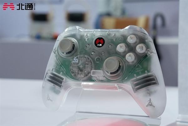 北通推出了首款“星闪”游戏手柄。它拥有4000Hz超高轮询率、0.25毫秒的超低
