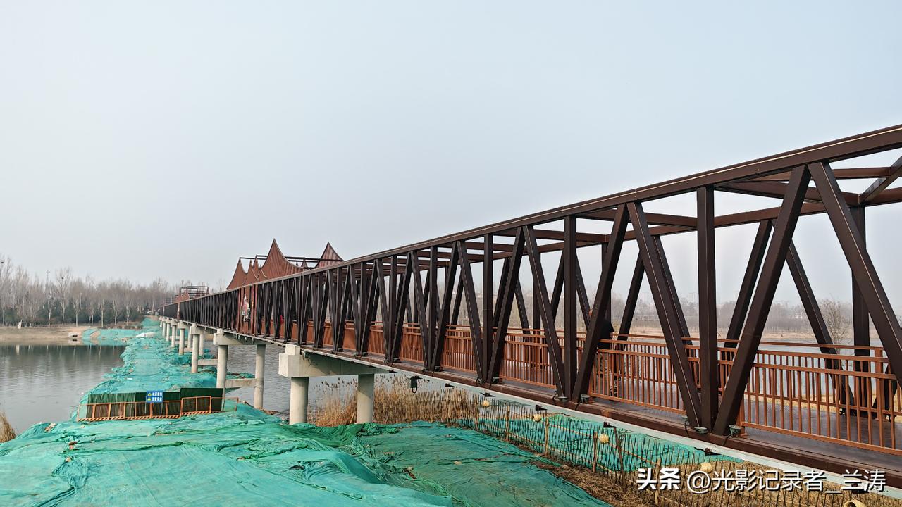 邢台七里河上，一座崭新的观光桥横跨两岸，连接起百泉湖景区与华庄泉。这座桥以钢架结