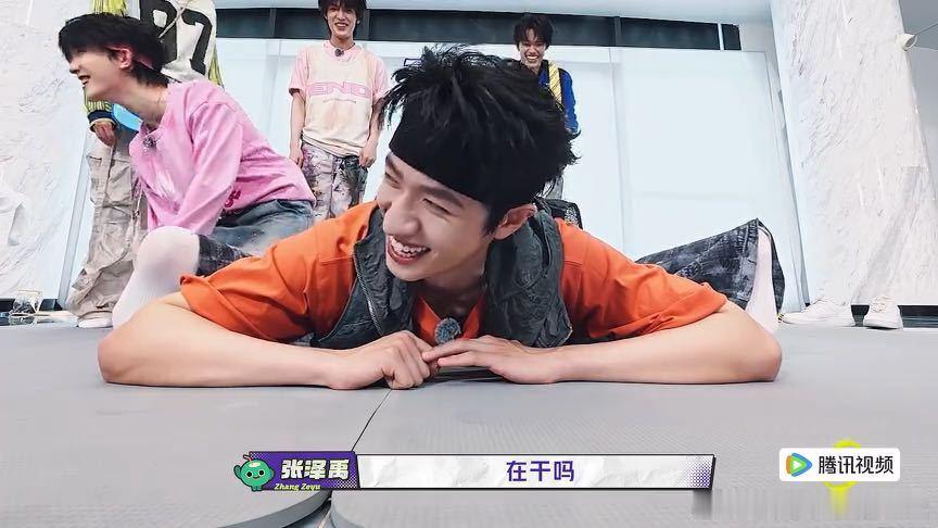 朱志鑫李飞这是在干什么张泽禹问朱志鑫李飞在干吗一路向海的少年 什么游戏能让朱志鑫