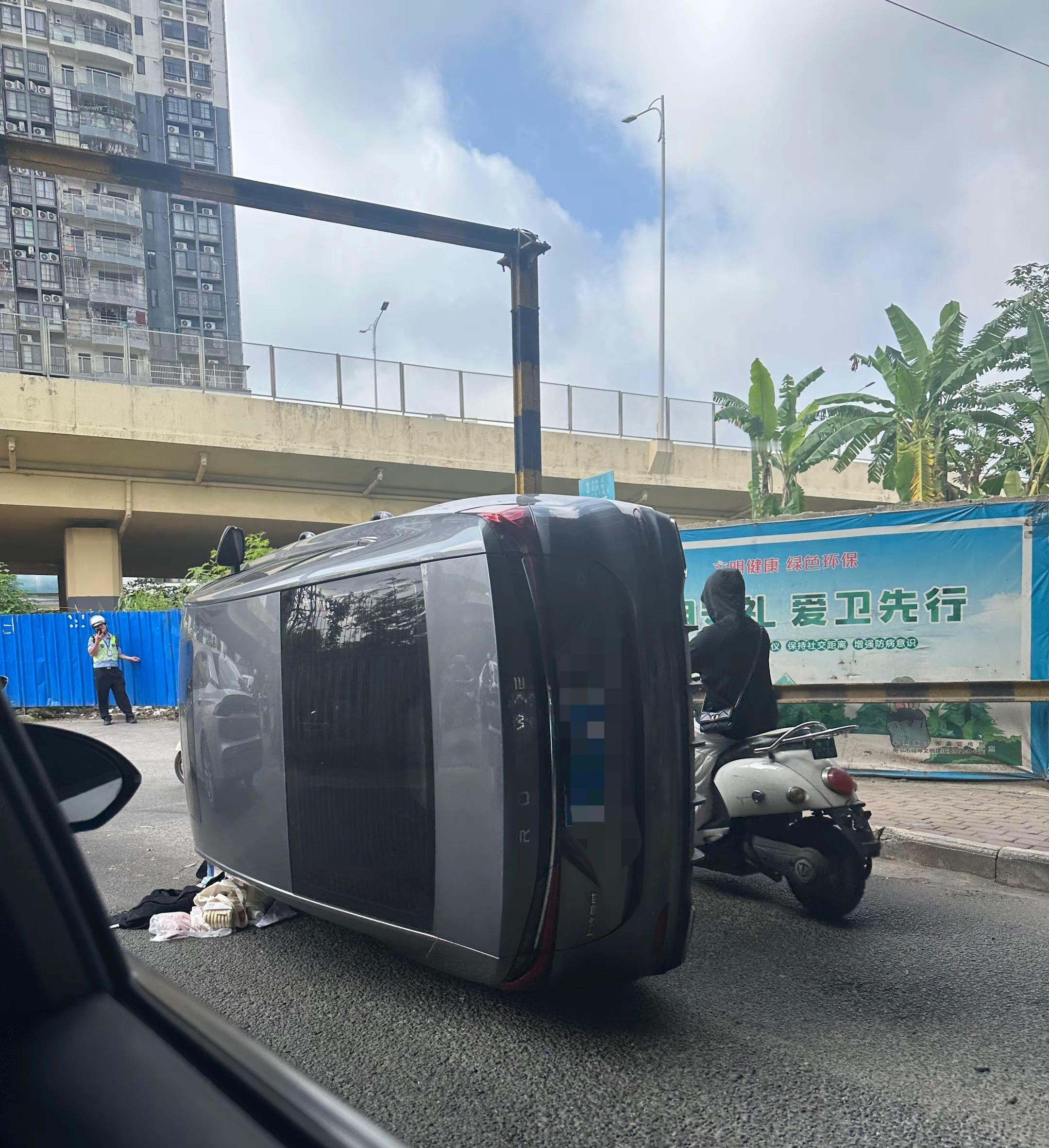 【南宁茅桥底粤Esuv轿车撞栏杆发生侧翻】5月6日，广西南宁茅桥底一辆粤Esuv
