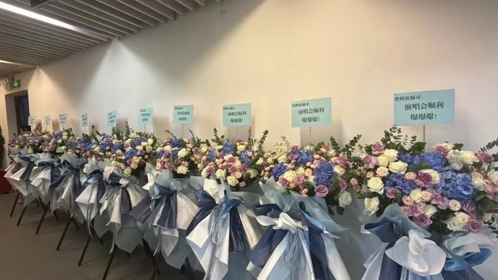 曾辉是要做阿云嘎榜一大哥吗阿云嘎榜一大哥是曾辉场面热闹又好笑，这梗真的太适配曾辉