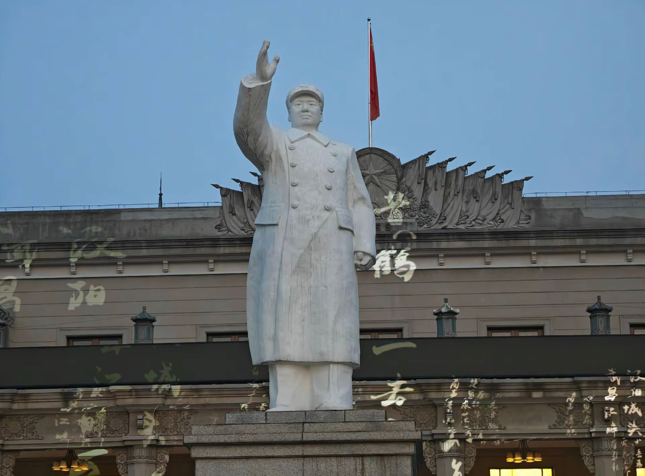 武汉，被毛主席称为“白云黄鹤的地方”新中国成立后毛主席先后48次到这里武汉是除北