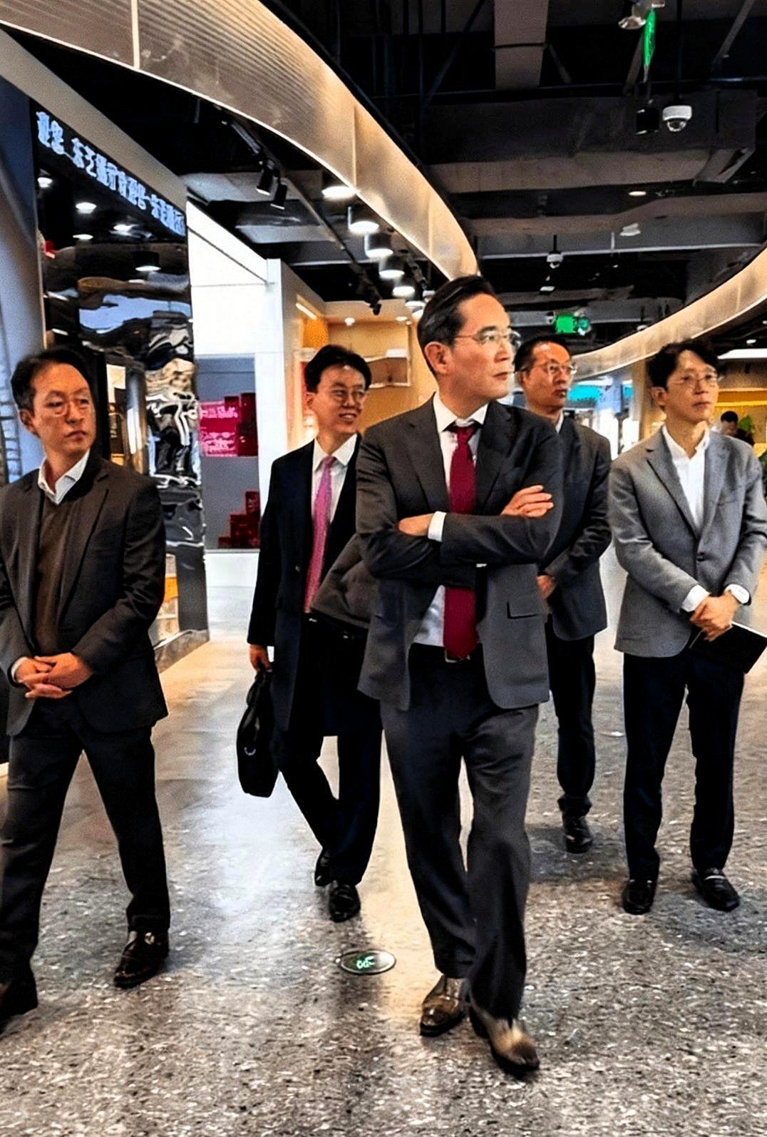 李在镕自己把西装外套搭在臂弯，出现在北京京东MALL，掏手机扫码，1499元带走