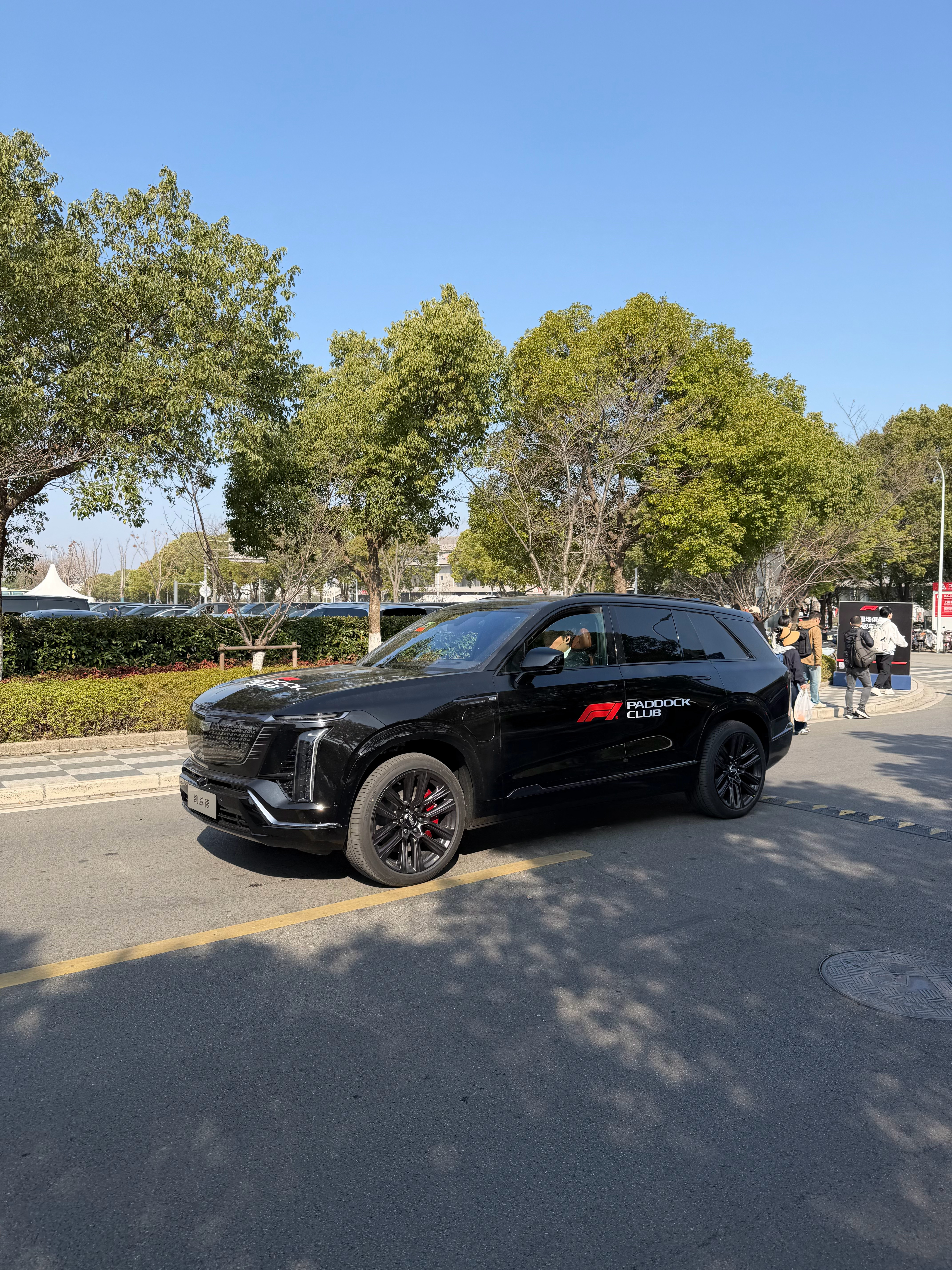 凯迪拉克场内有专用接驳车给小吴接走了我挂着奥迪的票他们让我自己走进去这对吗这个