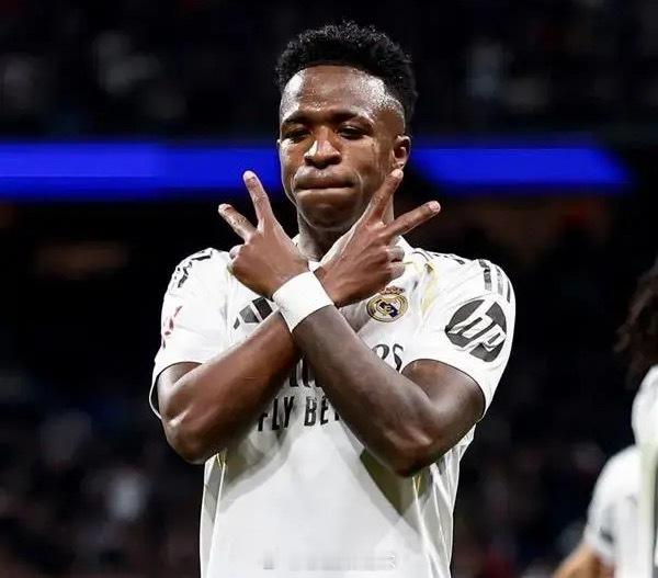 西甲第24轮，皇马主场4-1大胜皇家社会，维尼修斯表现抢眼，制造两粒点球并亲自操