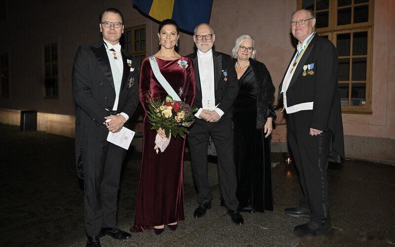 新闻 2025.11.6 瑞典女王储夫妇出席一年一度的瑞典皇家科学院颁奖典礼，周