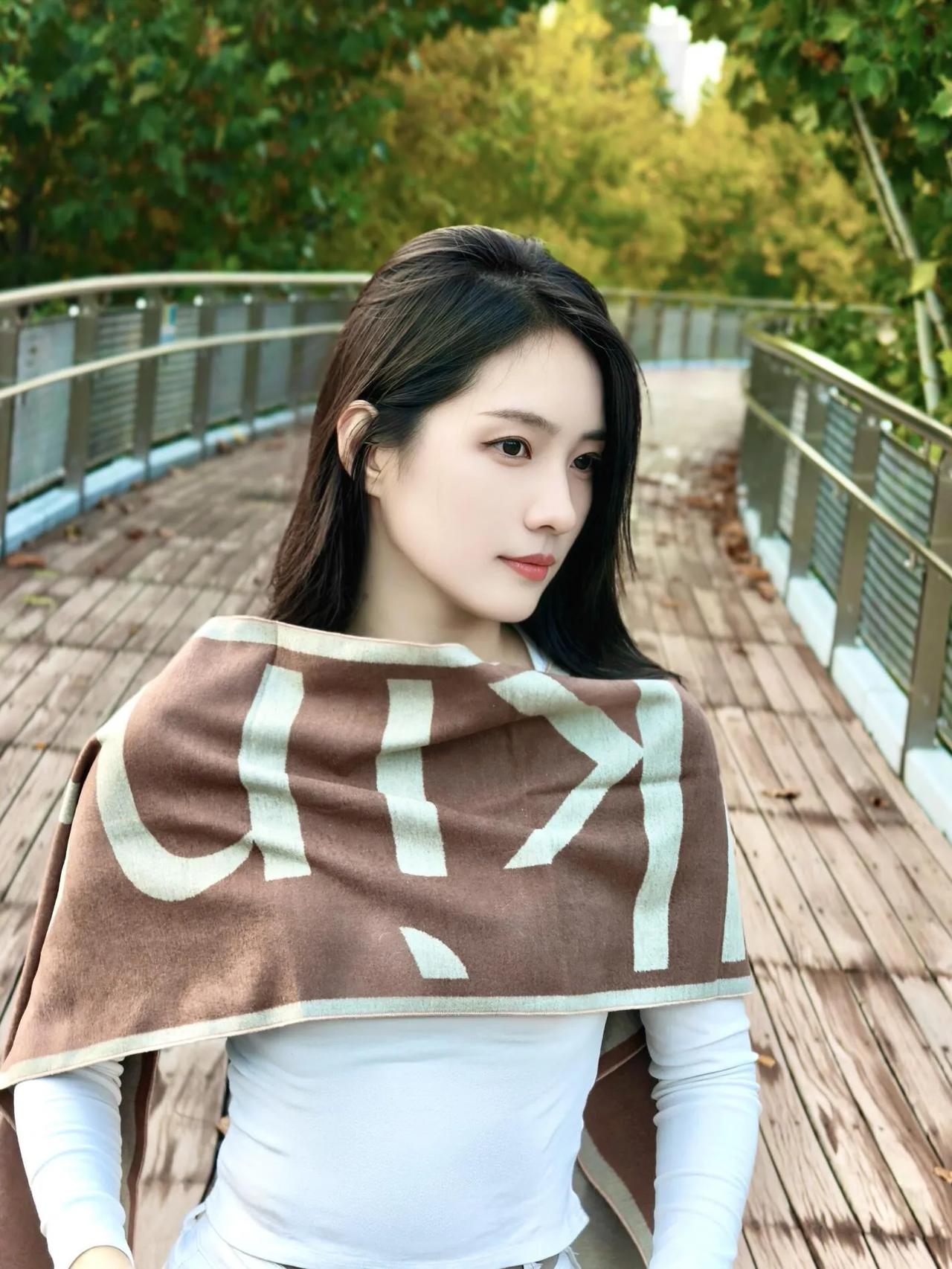 白衣白裤#风姿绰约#青春美丽女郎# 时尚搭围巾#满屏唯美靓影#