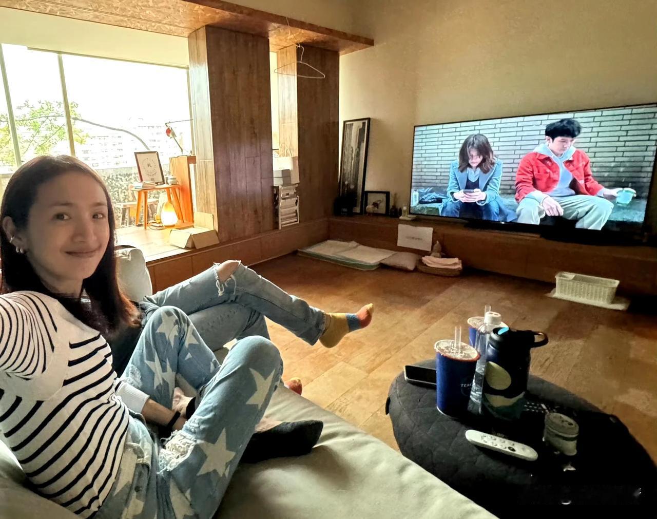 林依晨好节俭呀！一条裤子穿好多年！
4月26日，林依晨晒照称在导演徐誉庭家看电视