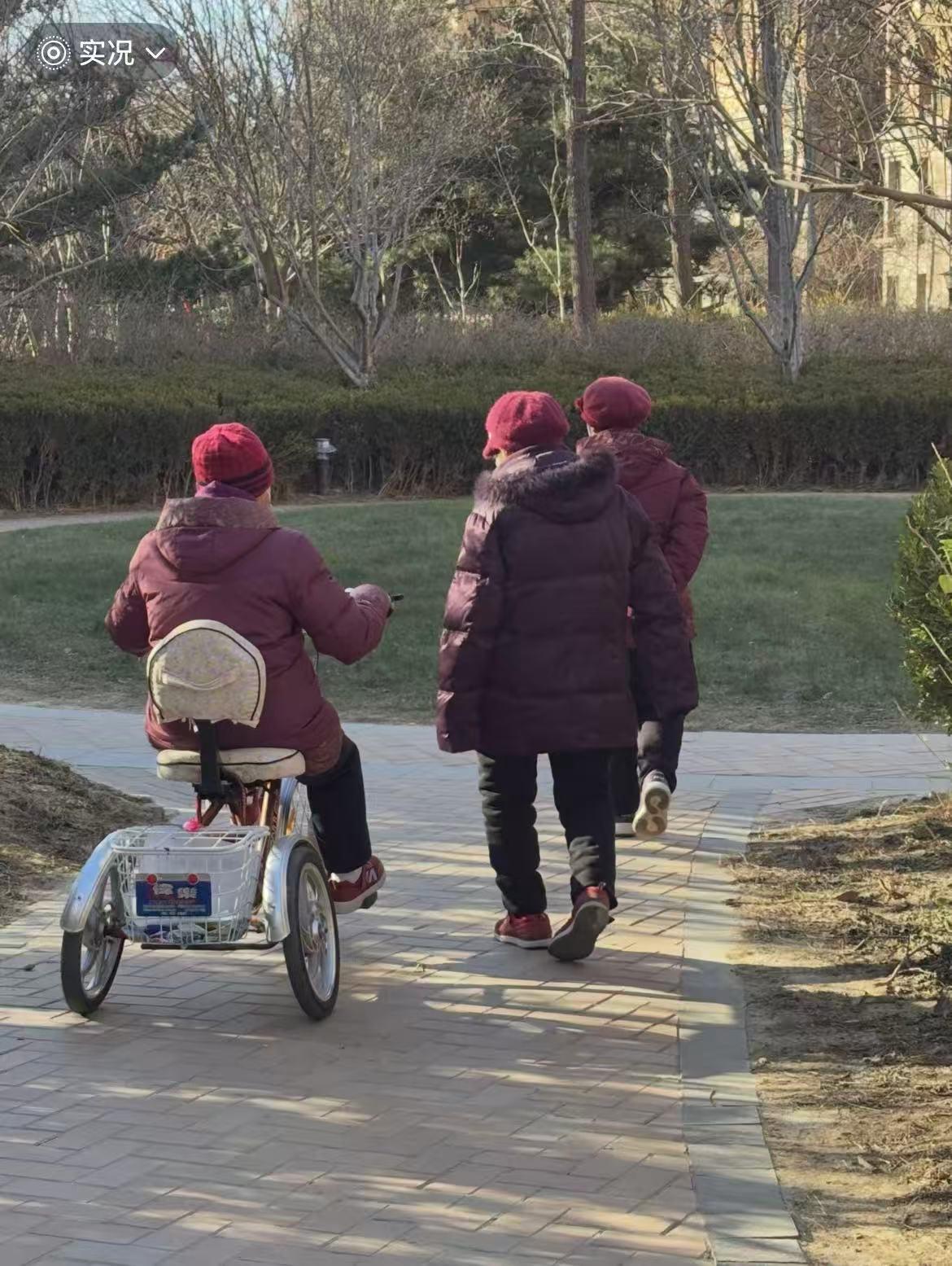 上了年纪后的标准穿法：

红衣服+黑裤子+足力健

在小区里散步，看到这特别有爱