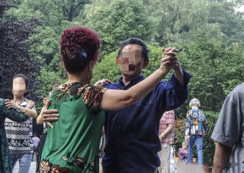 有夫有妻，要对爱情家庭专一，是夫妻可跳此舞健身，不是夫妻肯定想入非非，说高雅陶冶