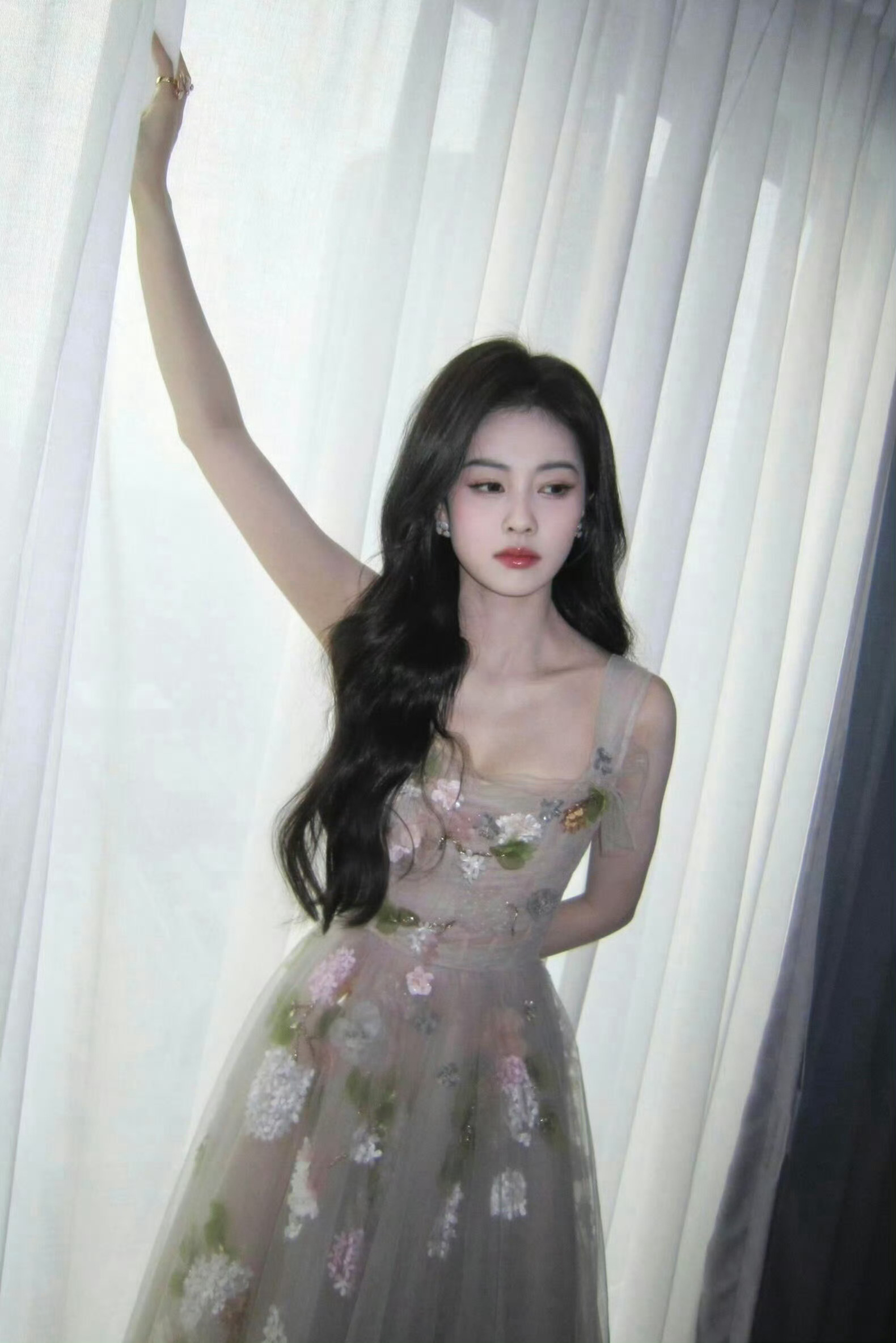 白鹿回复孙珍妮白鹿碎花低胸长裙