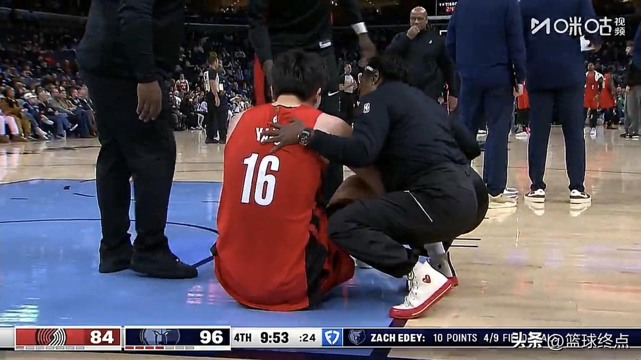 扎克.伊迪肘击杨瀚森倒地不不起，裁判没有吹停比赛，灰熊队多打少打进一球，斯皮利特