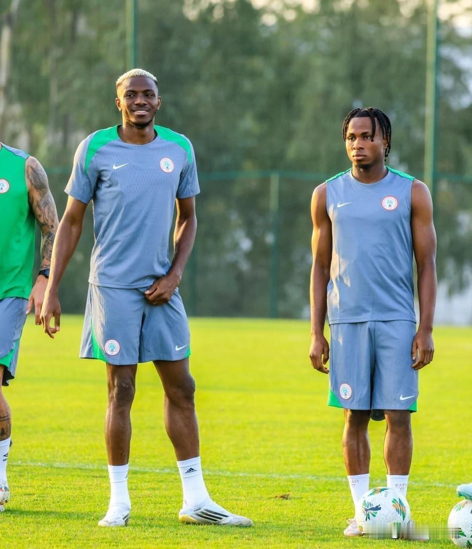 有故事！米兰租借英超的锋线球员丘库埃泽今天被拍到穿着莱奥的袜子出现在训练场。这照