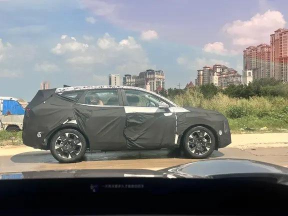 今天出去玩看到了一辆伪装车，这不会是蔚来的ES8吧[喵喵] ​​​