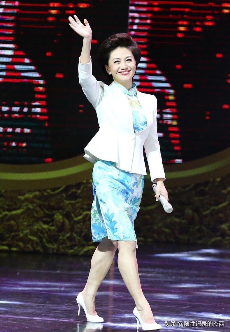 海霞这才是岁月从不败美人，比起周涛跟倪萍，这才叫天生丽质难自弃，舞台上的她好优雅