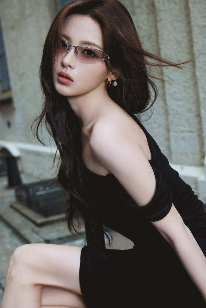 超越的美貌依旧权威！杨超越 全黑look的女王