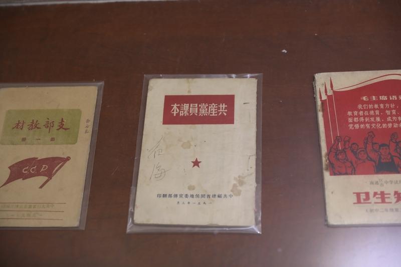 我出生于1981年，上学时是交过学费的。小学学费不过才几块钱，课本费同样只要几块