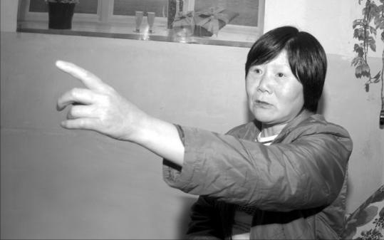 1975年，神农架附近的一处山坡上，一群妇女正在刨洋芋时，一位妇女内急，急忙向不