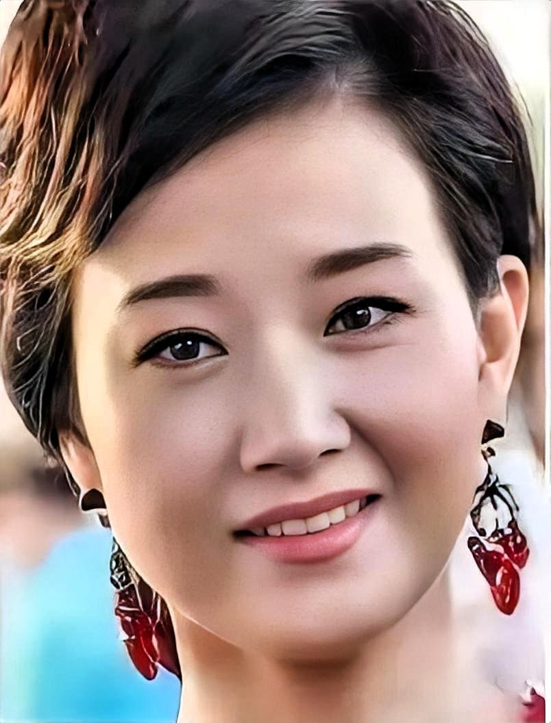 这也太会挑优点长了吧？老天爷追着喂饭吃！

宋祖英这五官，单看好像就是“小巧精致