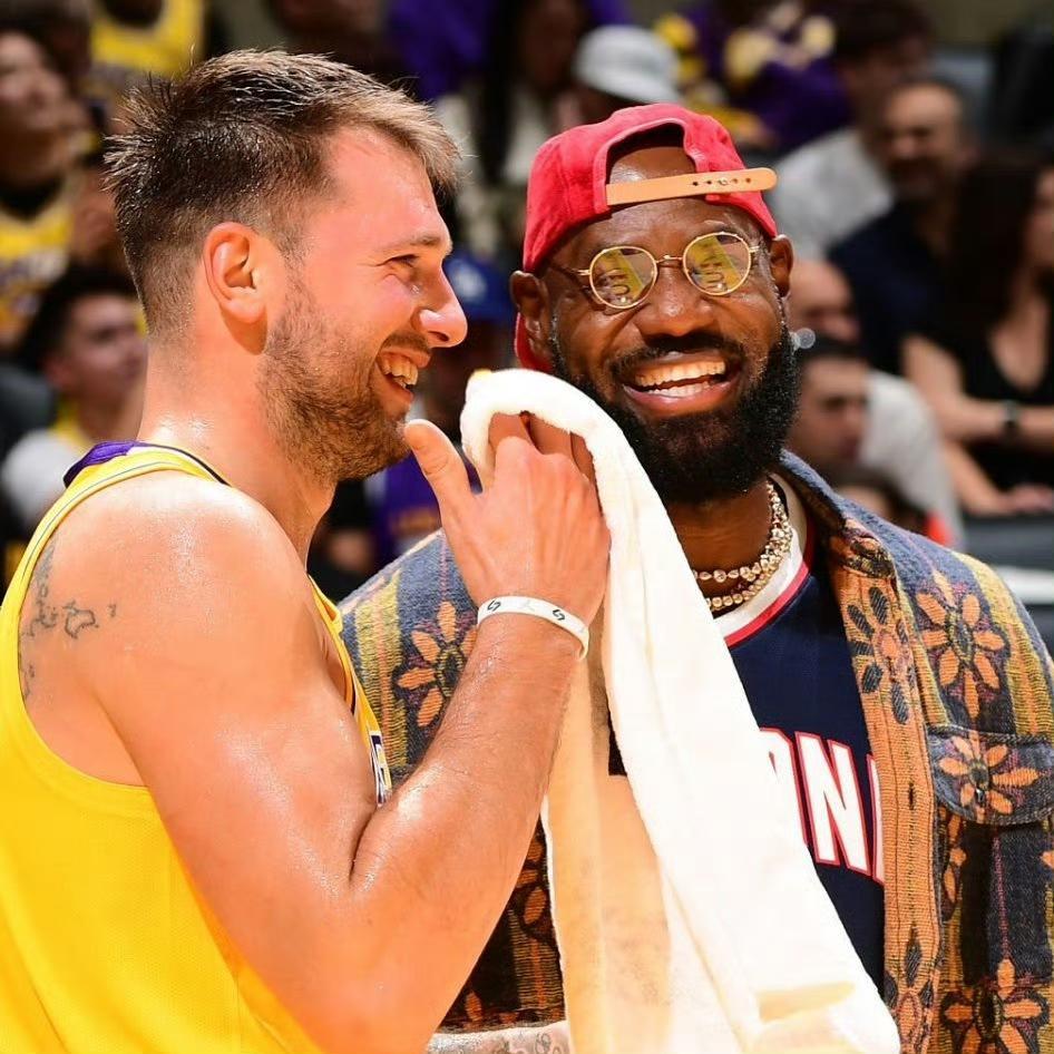 詹姆斯和东契奇都疯了？里夫斯到底啥来头
今天NBA最炸裂的不是里夫斯51分11板