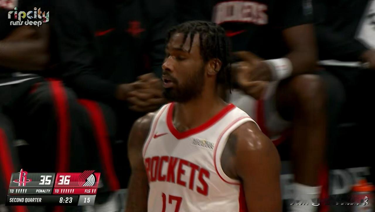 火箭新星伊森真是太倒霉了，他非常不幸的受伤了！在今天火箭客场挑战开拓者的比赛中，