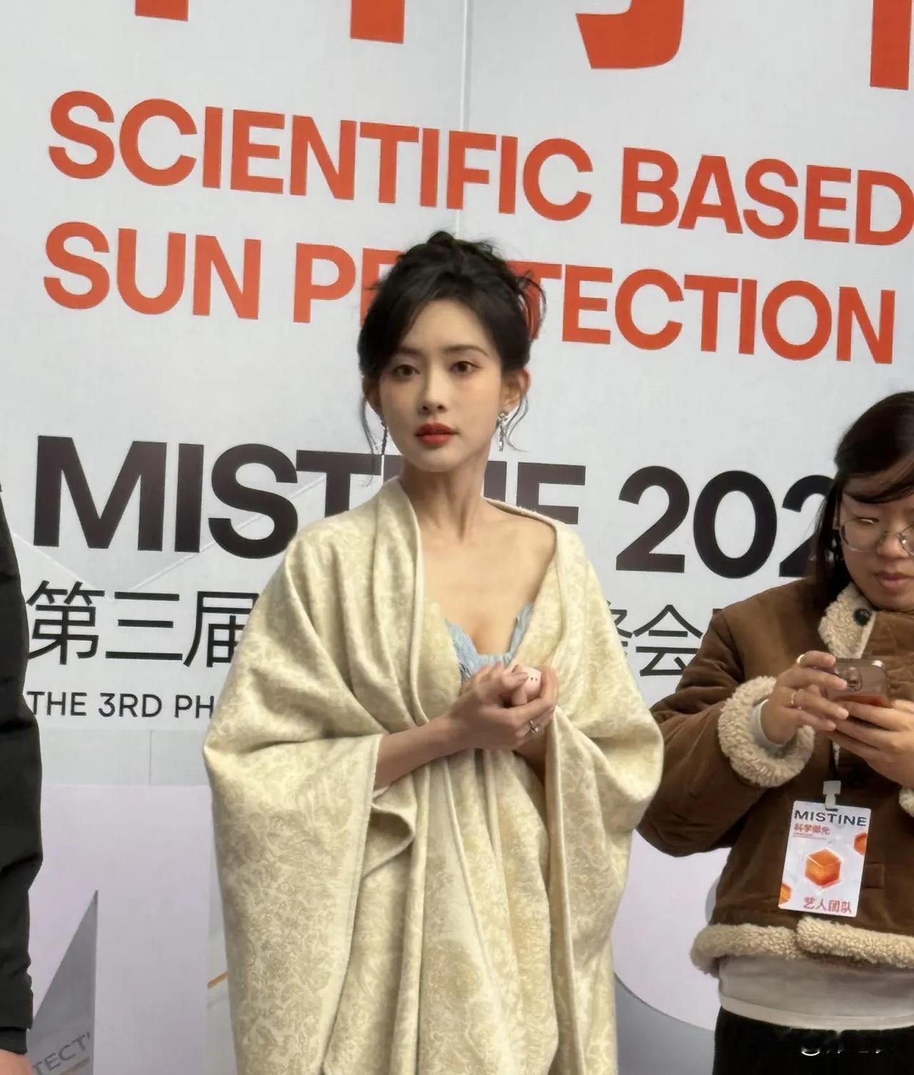 其实每个人赚钱都不容易的，共情不共情明星，只是视角和角色不同，无对错，而粉丝心疼