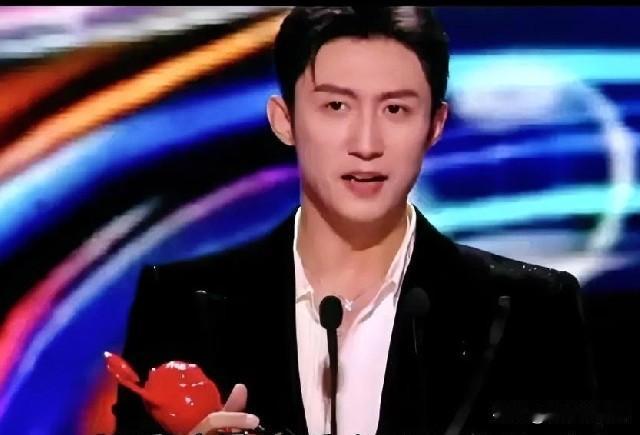 《黄景瑜：以真诚为笔，绘就演艺“尖叫”华章》

在2025爱奇艺尖叫之夜上，黄景