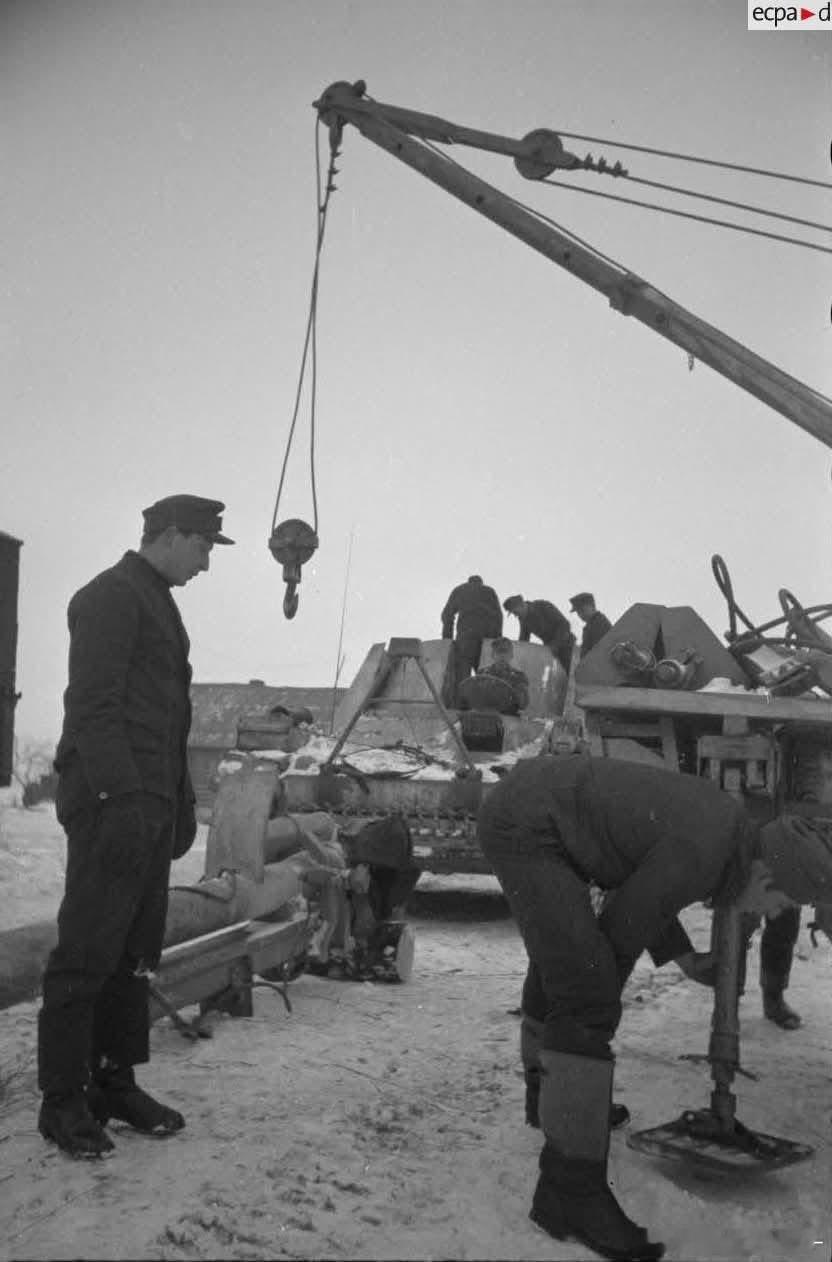为犀牛换角-国防军519装甲歼击营的犀牛正在更换88mm炮，摄于1943年冬天的