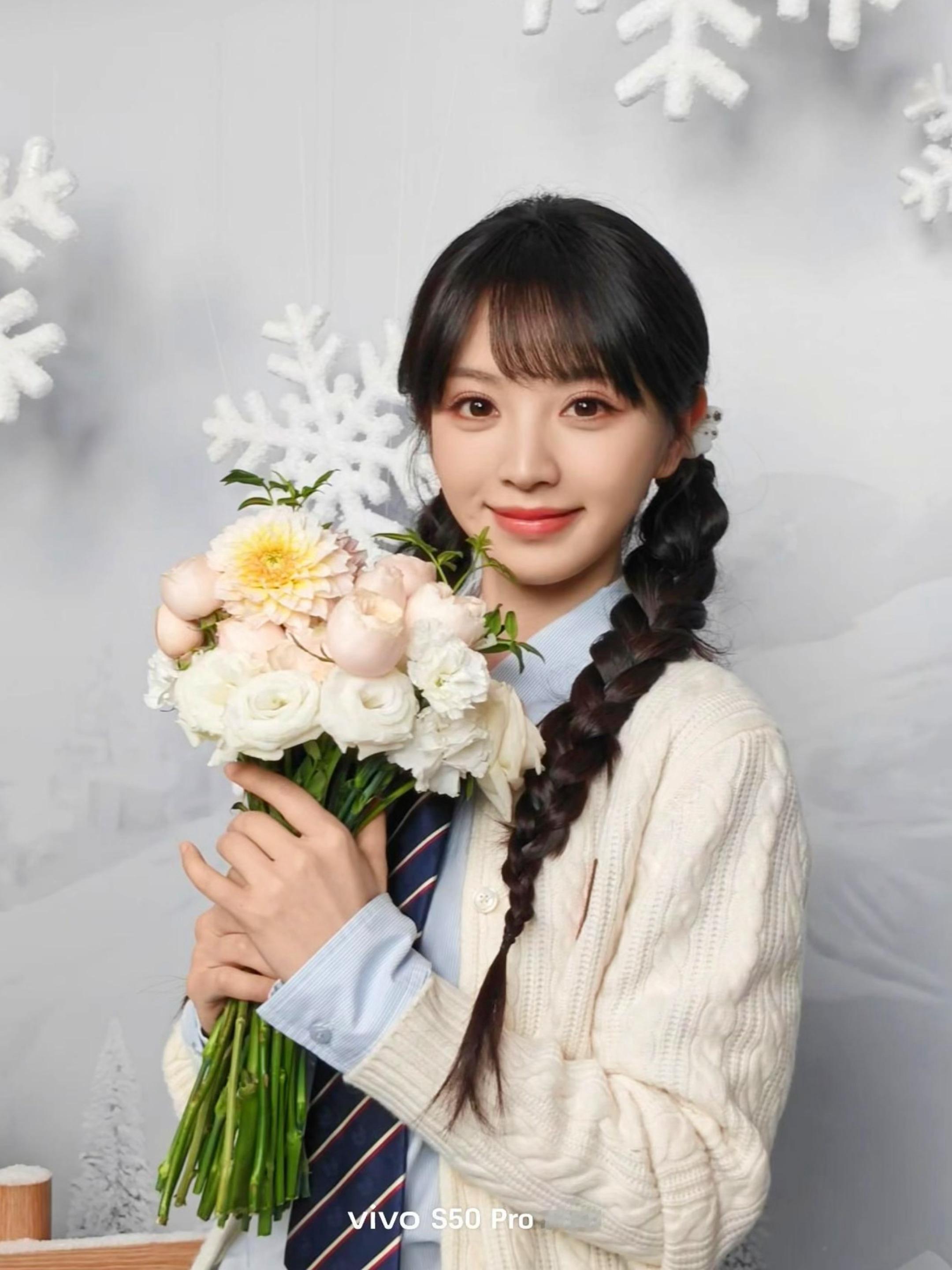 田曦薇出个Live教学吧 这么活人感的拍照姿势到底是咋想出来的，小田你也太会了叭